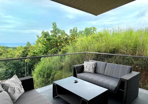 MarbellaにあるHorizon Suite at Solindo Staysのパティオ(ソファ、テーブル付)