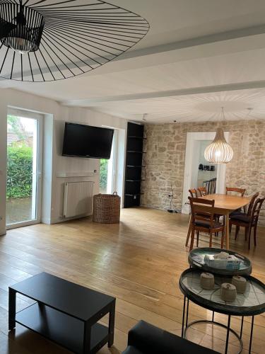 un salon avec une table et une salle à manger dans l'établissement Maison cosy et moderne aux portes de Paris, à Saint-Maur-des-Fossés