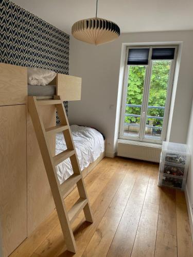 - une petite chambre avec des lits superposés et une échelle dans l'établissement Maison cosy et moderne aux portes de Paris, à Saint-Maur-des-Fossés