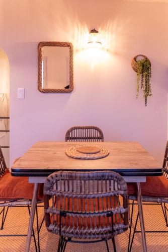 une table de salle à manger avec deux chaises et un miroir dans l'établissement Maison sur la plage , pour vivre des vacances iodées 