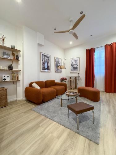 un salon avec un canapé et une table dans l'établissement Athéna, à Caen