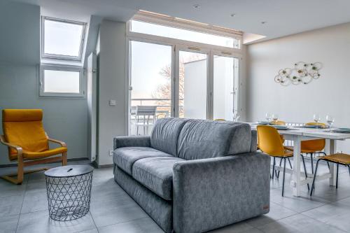 un salon avec un canapé et une table dans l'établissement Appartement vue Cher sud Tours parking, à Saint-Avertin