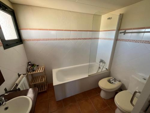 Ένα μπάνιο στο Miel y Flor - Casa en Les Oliveres ideal para familias