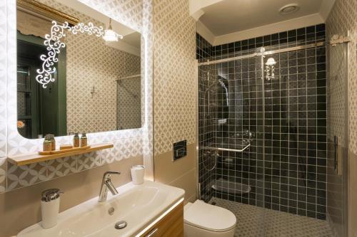 a bathroom with a sink and a shower and a toilet at Orion Adatepe in Adatepe