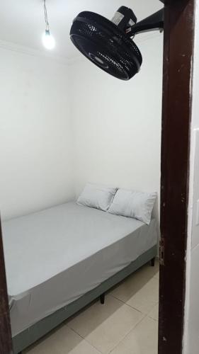 una camera con un letto con una luce sopra di Nova casa de praia - Bairro principal a São Miguel dos Milagres