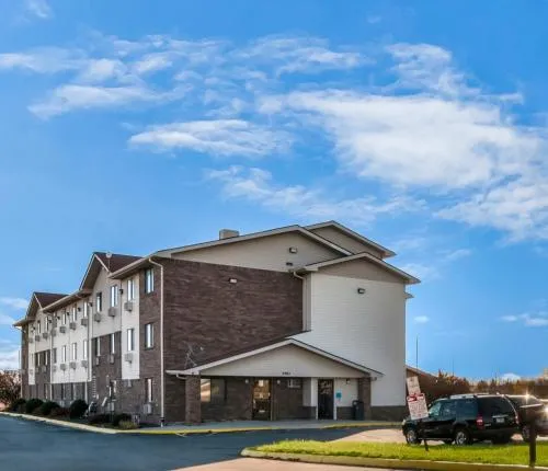 American Inn & Suites Metro Airport in Livonia