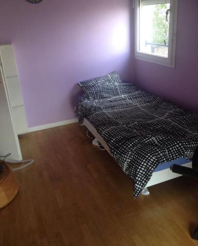 une chambre avec un lit noir et blanc et une fenêtre dans l'établissement Apartment with Terrace La Défense, à Courbevoie