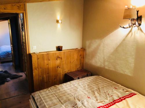 - une chambre avec un lit et une lampe sur le mur dans l'établissement Superbe duplex with Hammam-Spa in Megève, à Megève