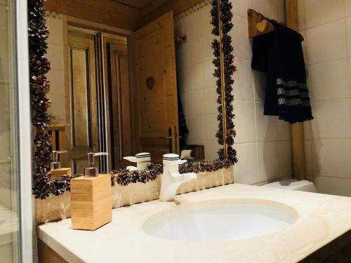 une salle de bain avec un lavabo blanc et un miroir dans l'établissement Superbe duplex with Hammam-Spa in Megève, à Megève