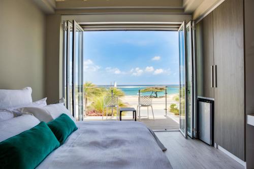 パーム・イーグル・ビーチにあるOcean Z Boutique Hotelのビーチの景色を望むベッドルーム1室(ベッド1台付)が備わります。