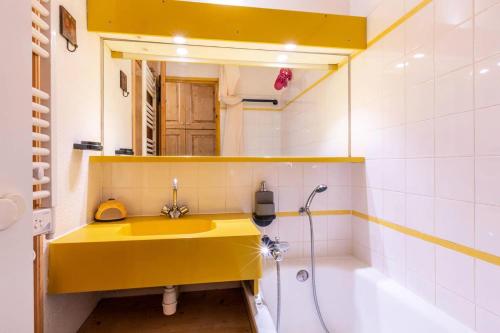 La salle de bains est pourvue d'un lavabo jaune et d'une douche. dans l'établissement Résidence Plan Du Lac - PLAN DU LAC 313 MAE-4221, à Les Allues