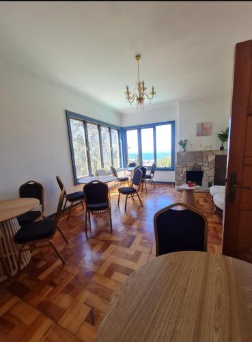 a living room with a dining table and chairs at Hotel boutique Paihuen in Valparaíso