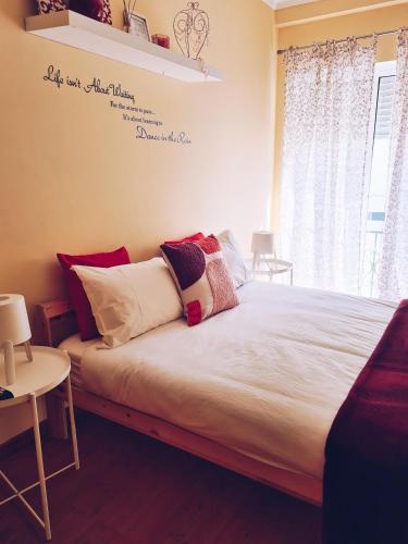 a bedroom with a large bed with white sheets at DOWNTOWN-GuestHouse in Olhão