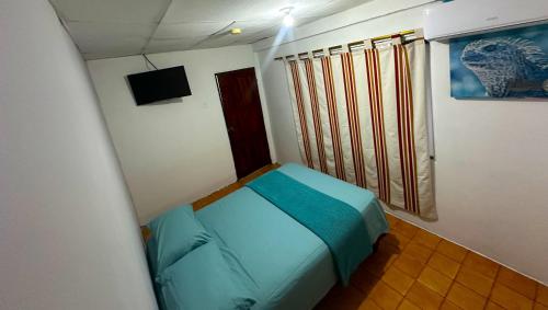 Μια τηλεόραση ή/και κέντρο ψυχαγωγίας στο Hostal Puerto Ayora