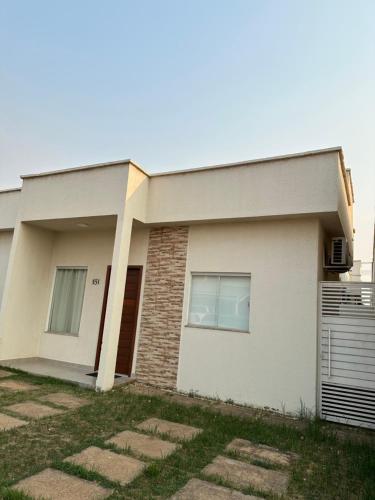 a white house with a door at Concierge House Exclusiva in Marabá