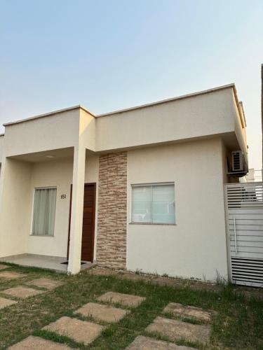 a white house with a door at Concierge House Exclusiva in Marabá