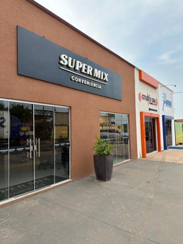 a store with a sign on the side of a building at Concierge House Exclusiva in Marabá