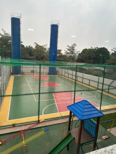a tennis court with two tennis courts at Concierge House Exclusiva in Marabá