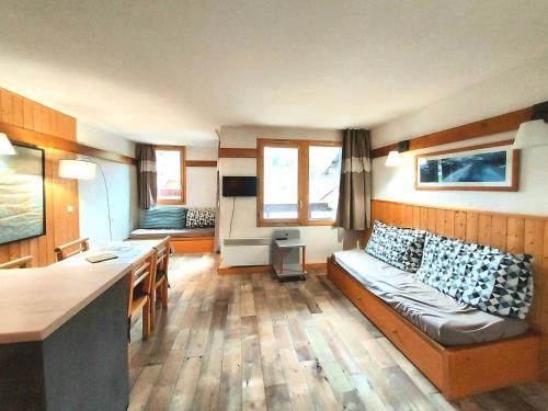 un salon avec un canapé et une table dans l'établissement Résidence Doronic - Résidence DORONIC N°831 MAE-8311, à La Plagne Tarentaise
