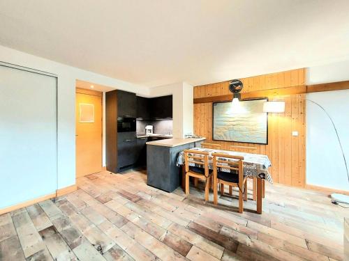 une cuisine avec une table et une salle à manger dans l'établissement Résidence Doronic - Résidence DORONIC N°831 MAE-8311, à La Plagne Tarentaise