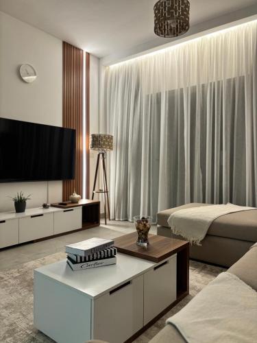 2BR Modern & Comfy Apartment in luxury neighbourhood