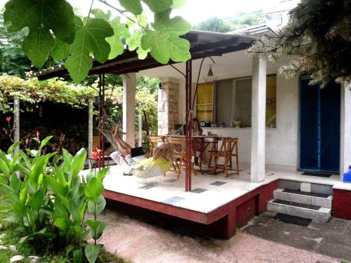 un patio con mesa, sillas y sombrilla en Vintage Summer House, en Budva