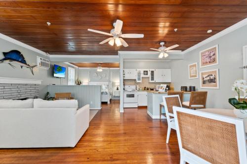 a living room with a white couch and a ceiling fan at Old Colorado Inn in Stuart