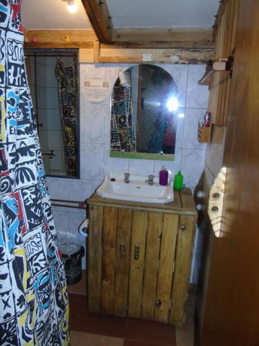 a bathroom with a sink and a mirror at Habitación Martin Pescador en Casa Quilanto in Coihaique
