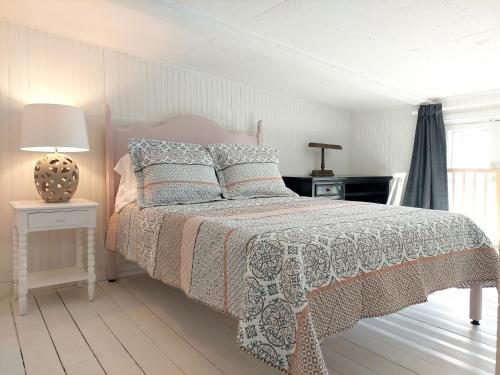 a bedroom with a bed and a lamp on a table at 25SV2-B1 Ouimetoscope in Quebec City
