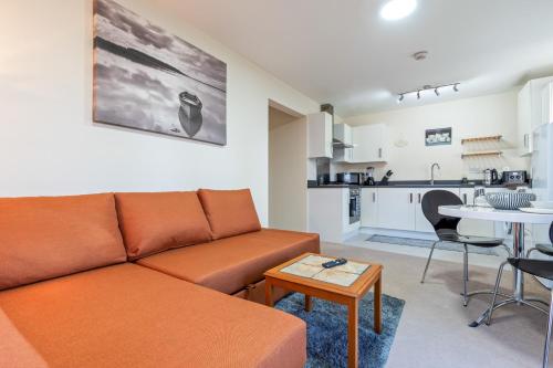 Balmoral Court -Sleeps 6 - Free Parking with Workspace - Balcony & High-Speed WiFi photo 10