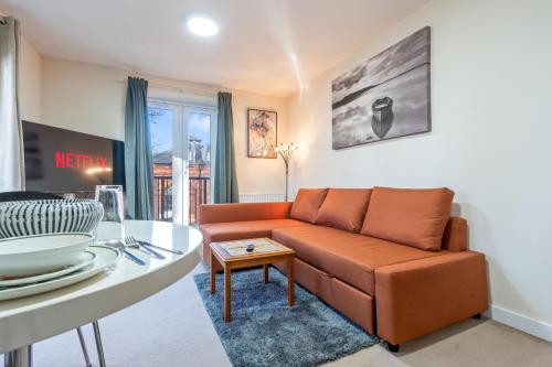 Balmoral Court -Sleeps 6 - Free Parking with Workspace - Balcony & High-Speed WiFi photo 6