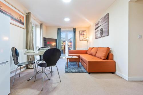 Balmoral Court -Sleeps 6 - Free Parking with Workspace - Balcony & High-Speed WiFi photo 5