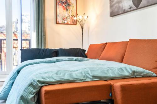 Balmoral Court -Sleeps 6 - Free Parking with Workspace - Balcony & High-Speed WiFi photo 8