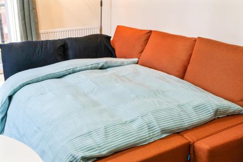 Balmoral Court -Sleeps 6 - Free Parking with Workspace - Balcony & High-Speed WiFi photo 12