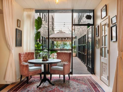 a dining room with a table and chairs at Palihotel Melrose in Los Angeles