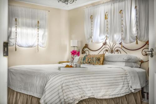 Ένα ή περισσότερα κρεβάτια σε δωμάτιο στο Beach Cottage with heated pool just off Siesta Key