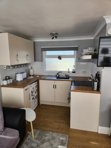 Η κουζίνα ή μικρή κουζίνα στο Charming 2-Bed Chalet