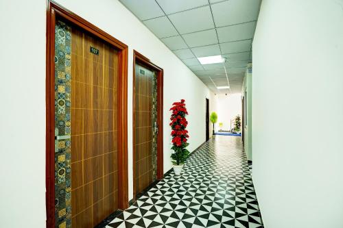 a hallway with a black and white tile floor at HOTEL O JAI PALACE AND GUEST HOUSE in Jaipur