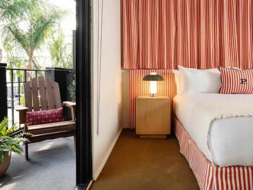 une chambre d'hôtel avec un lit et un balcon dans l'établissement Palihotel Melrose, à Los Angeles