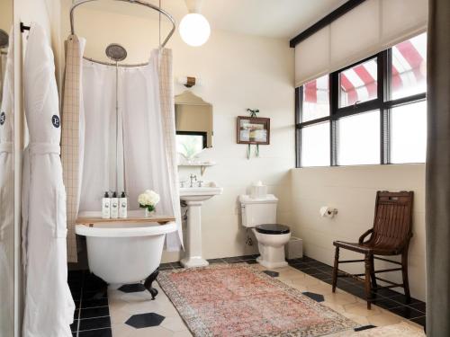 une salle de bain avec une baignoire, un lavabo et des toilettes dans l'établissement Palihotel Melrose, à Los Angeles