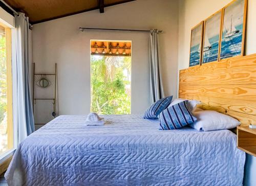 イタパリカ・タウンにあるCasa de Dona Jó - Ilha de Itaparicaの窓のある大きなベッドのある寝室