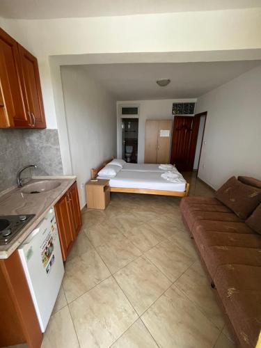 una pequeña habitación con una cama y un sofá en Sand and Sea Apartments, en Ulcinj