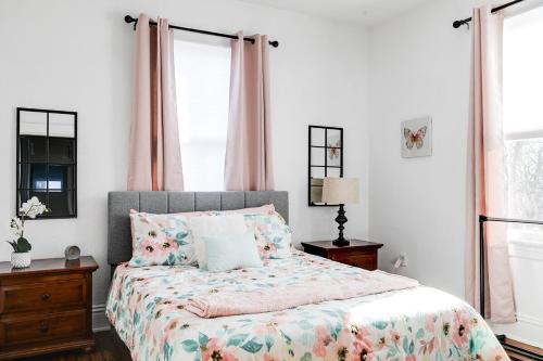 a bedroom with a bed with a floral bedspread at Quaint Escape for 2 Near Richmond Battlefield Park in Richmond