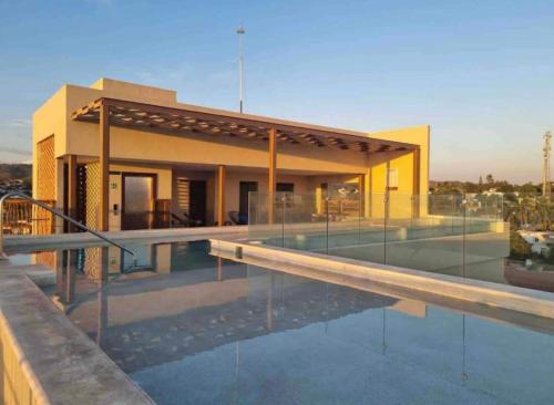 Πισίνα στο ή κοντά στο Luxury Apartment 50m from Beach in Bucerías