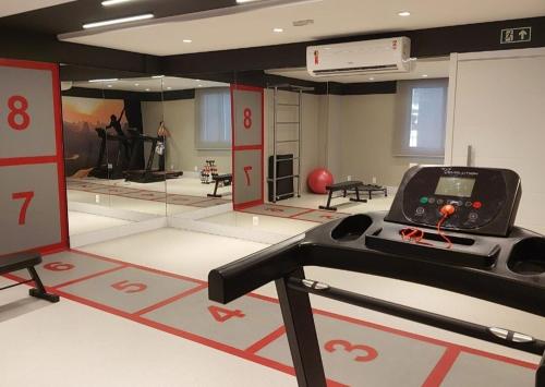 Pusat kecergasan dan/atau kemudahan kecergasan di Loft bem localizado com vaga de garagem
