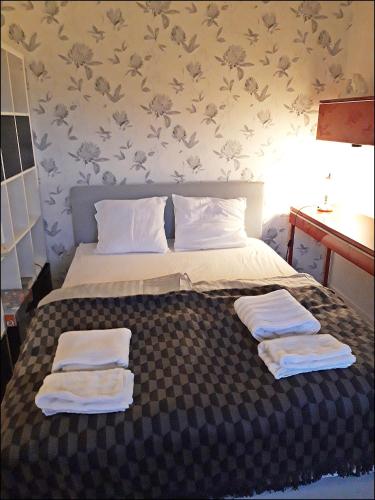 a bedroom with a bed with towels on it at Pauliström - Schöne Ferienwohnung für bis zu 4 Personen - 60qm in Pauliström