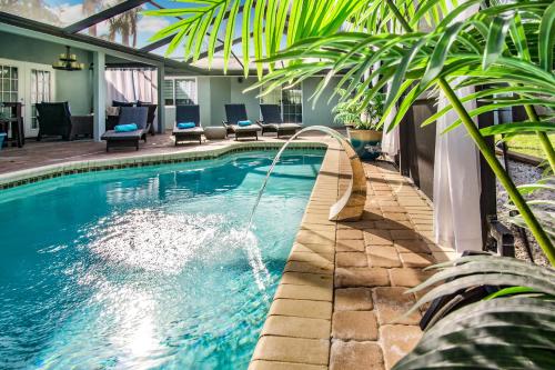 Πισίνα στο ή κοντά στο Beach Cottage with heated pool just off Siesta Key