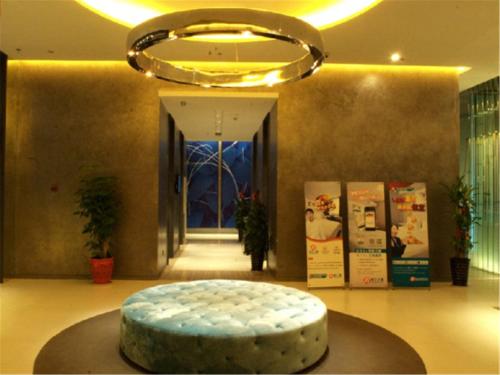 a room with a circular table in a building at Jinjiang Inn Xiamen Jimei University Guomao in Xiamen