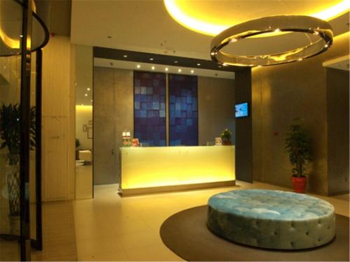 a lobby with a circular table in the middle of a building at Jinjiang Inn Xiamen Jimei University Guomao in Xiamen