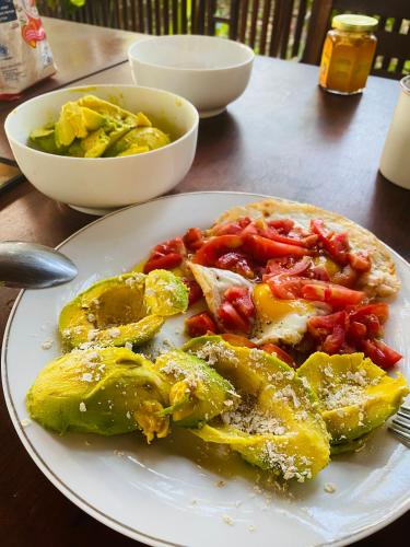 een bord met eten en groenten op tafel bij Sunmoon Beach Resort Likupang Timur in Pulau Mogogimbun